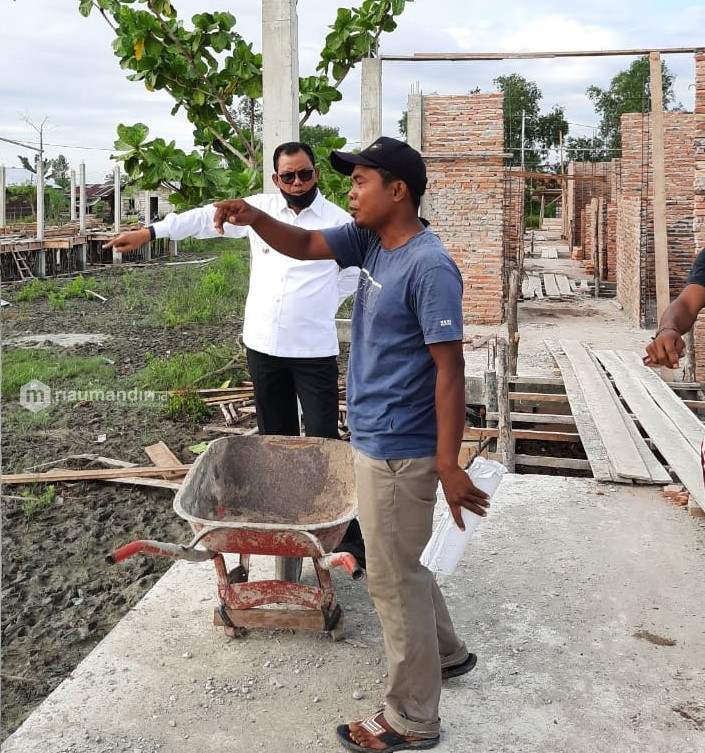 Mendadak Rabu Pagi, Bupati Suyatno Tinjau Progres Pembangunan 30 Unit RLH Kampung KPL Rohil