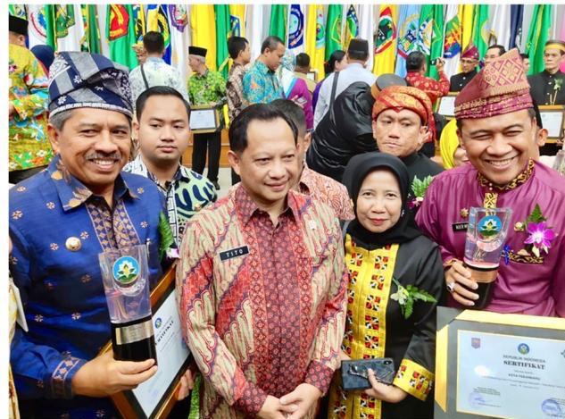 Upacara Puncak HKN ke-55, Diskes Serahkan Penghargaan ke Kabupaten-Kota