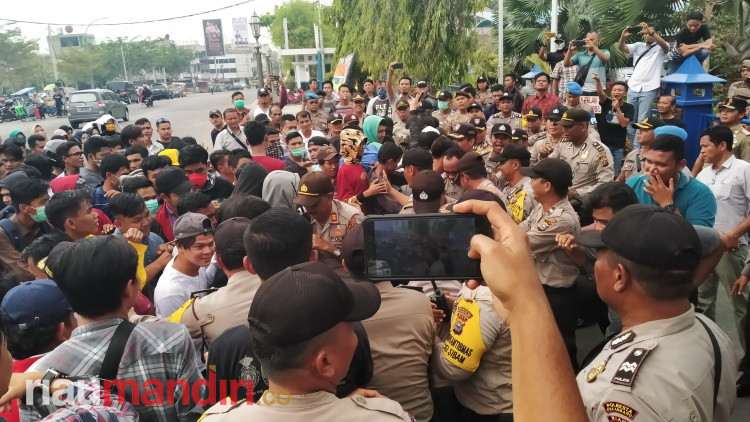Demo di Kediaman Wako Pekanbaru, Mahasiswa Teriak 