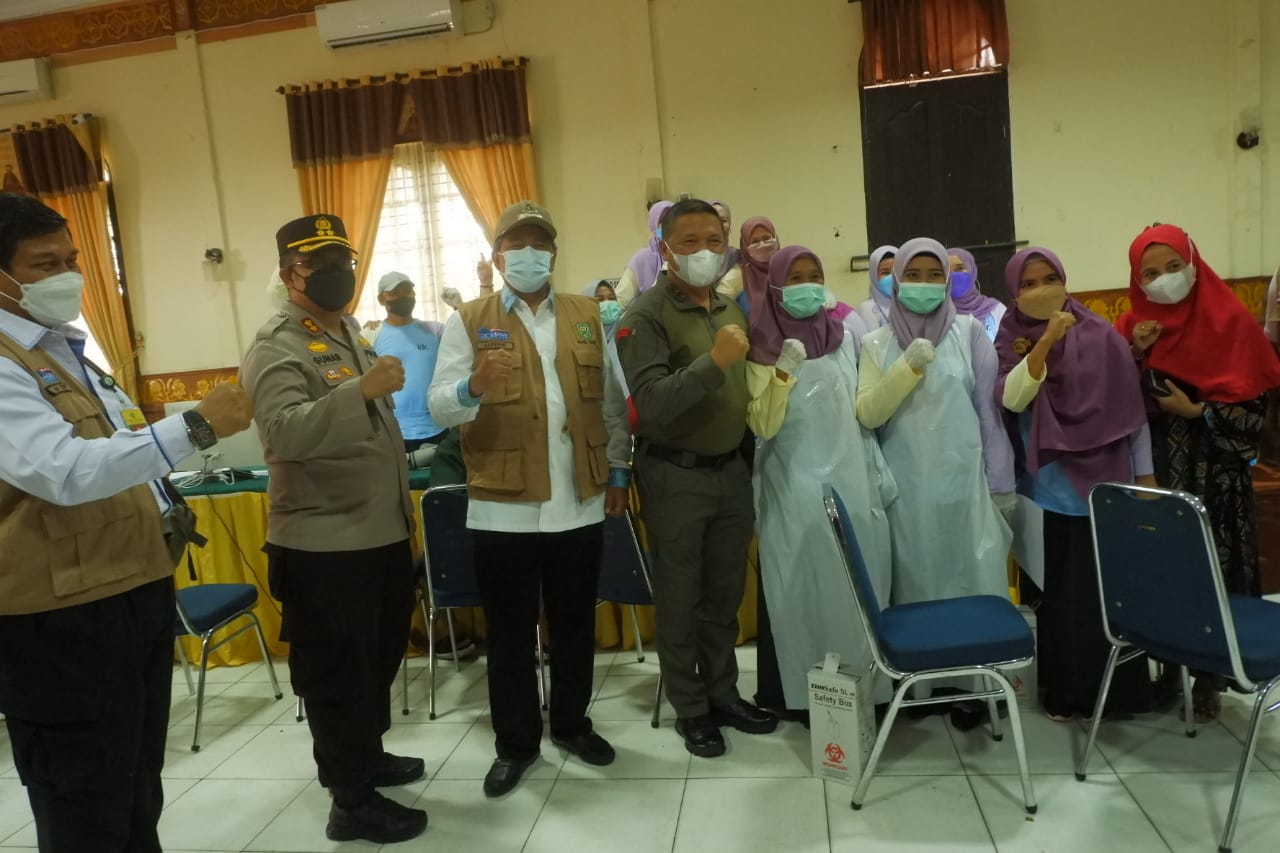 Kapolda Riau Tinjau Vaksinasi Massal di Siak