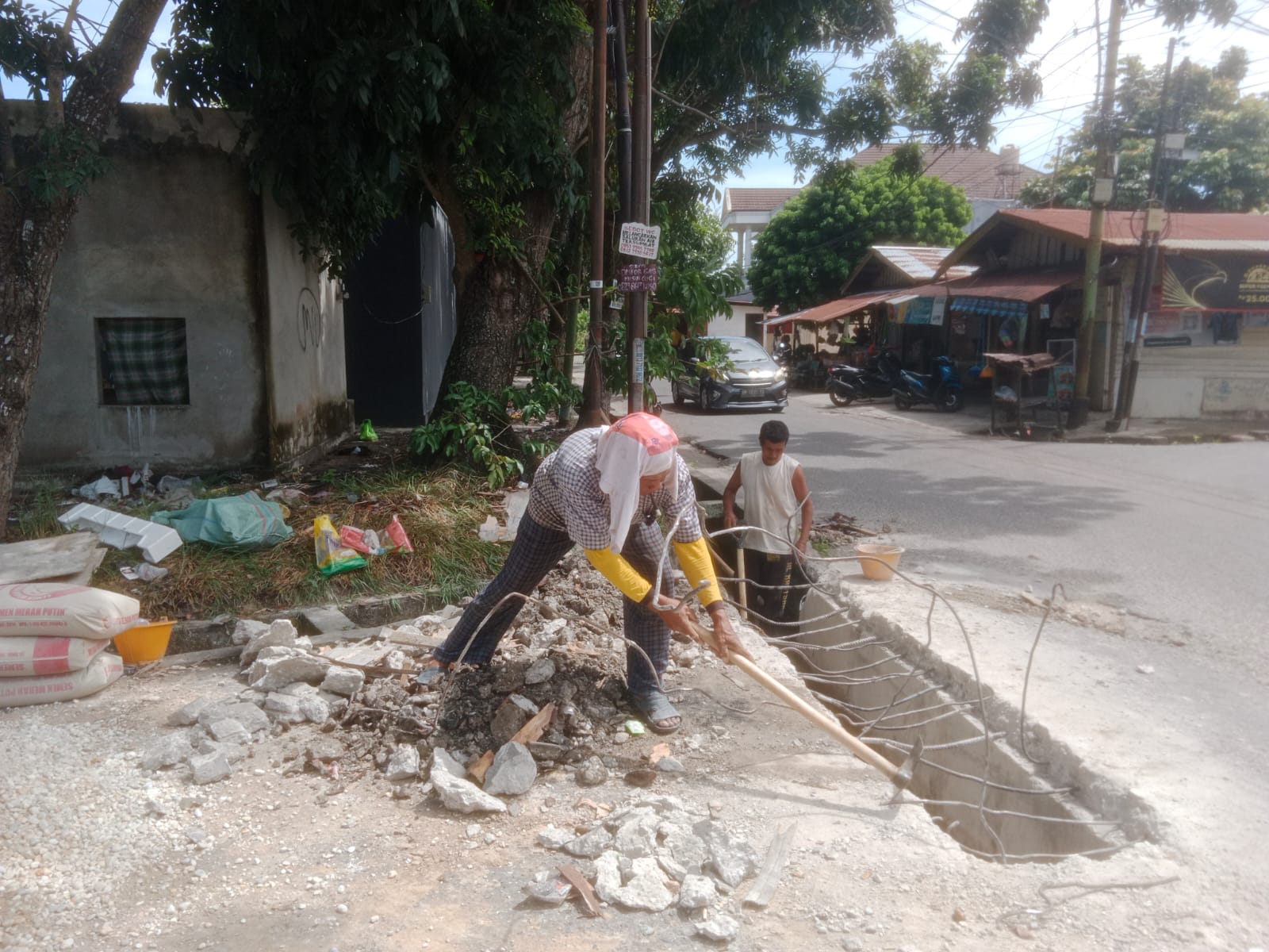 Kontraktor Perbaiki Kembali Semenisasi Drainase yang Dibongkarnya