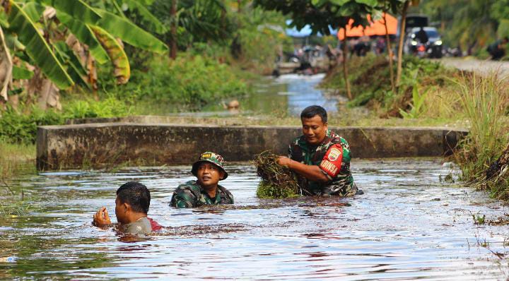 Kodim 03/Bengkalis Bersihkan Parit Upaya Penanggulangan Banjir
