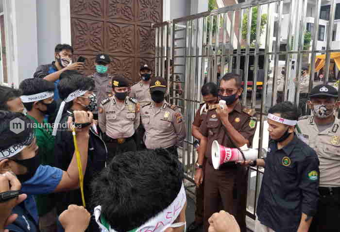 Kejati Riau Tolak Audiensi Mahasiswa Meranti yang Demo Kasus Rustam