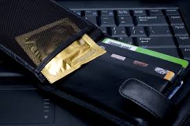 Jangan Simpan Kondom di Dompet, Bahaya bagi Kesehatan