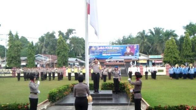 Hari Ibu, Seluruh Perangkat Upacara Oleh Polisi Wanita