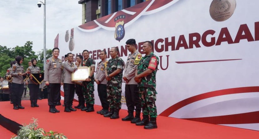 Dandim 0301 Pekanbaru Terima Penghargaan dari Kapolda Riau