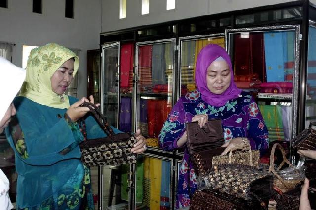 Ketua Dekranasda Provinsi Riau Akui Pesona Hasil Kerajinan Inhil