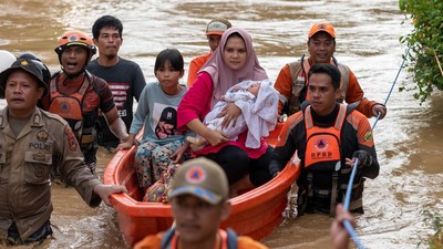 Korban Banjir dan Tanah Longsor Luwu Mengungsi ke Masjid