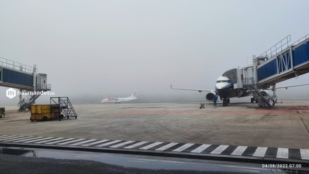 Kabut Ganggu Penerbangan di Bandara SSK II, Satu Pendaratan Dialihkan
