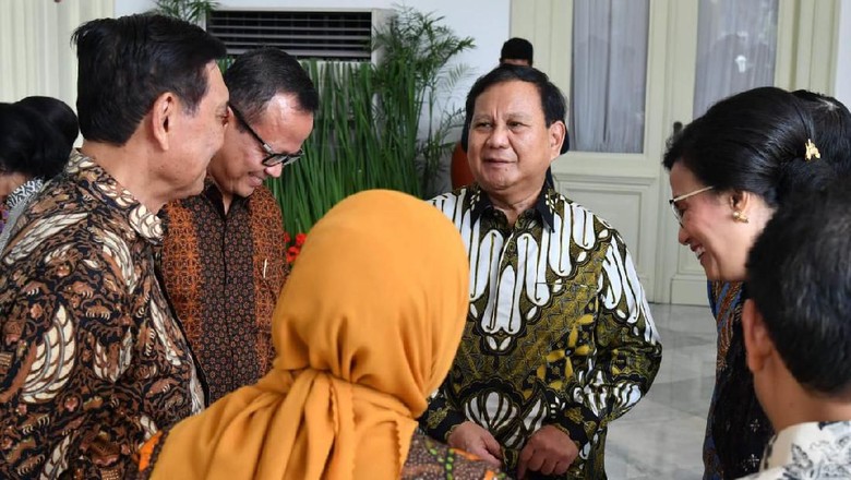 Prabowo Diminta Sri Mulyani Swafoto Tapi Keburu Jokowi Datang
