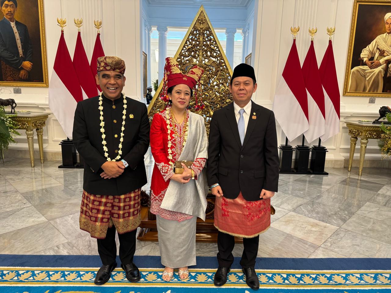 Hadiri Peringatan Detik-detik Proklamasi di Istana, Puan Berpakaian Adat Minang