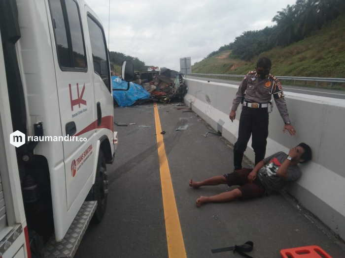 Minibus Tabrak Truk di Tol Pekanbaru-Dumai, 5 Orang Tewas di Tempat