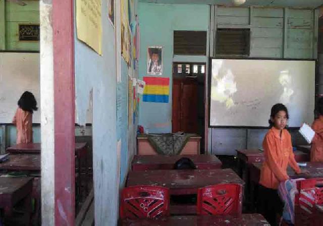 Murid SD Belajar di Rumah Dinas