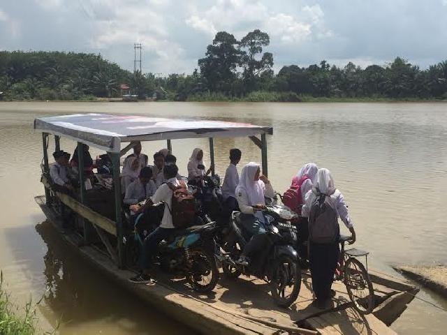 Masyarakat Ngeluh Nyeberang Bayar, Andi Rachman Komit Bangun Jembatan Dusun Sukajadi - Kuala Cenaku