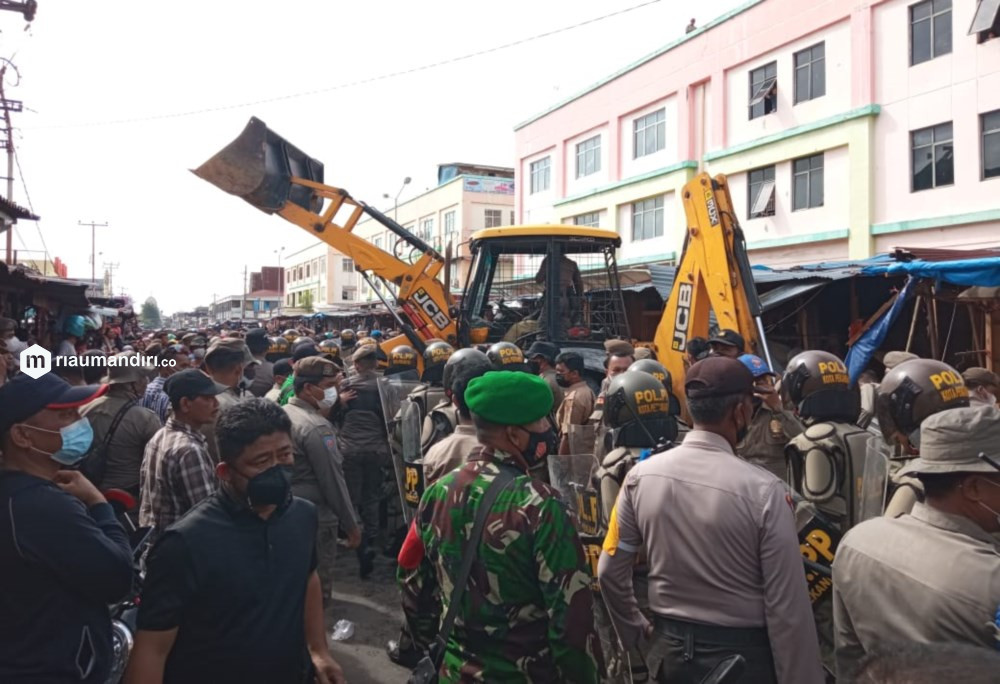 Lapaknya di Trotoar Dibongkar Paksa, Emak-Emak: Kami Cari Makan di Sini