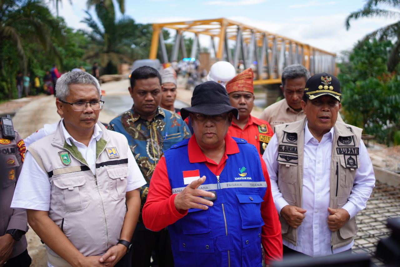 Tinjau Jembatan Surau Munai, Gubri Edy Natar Lanjutkan Pengerjaan yang Mangkrak