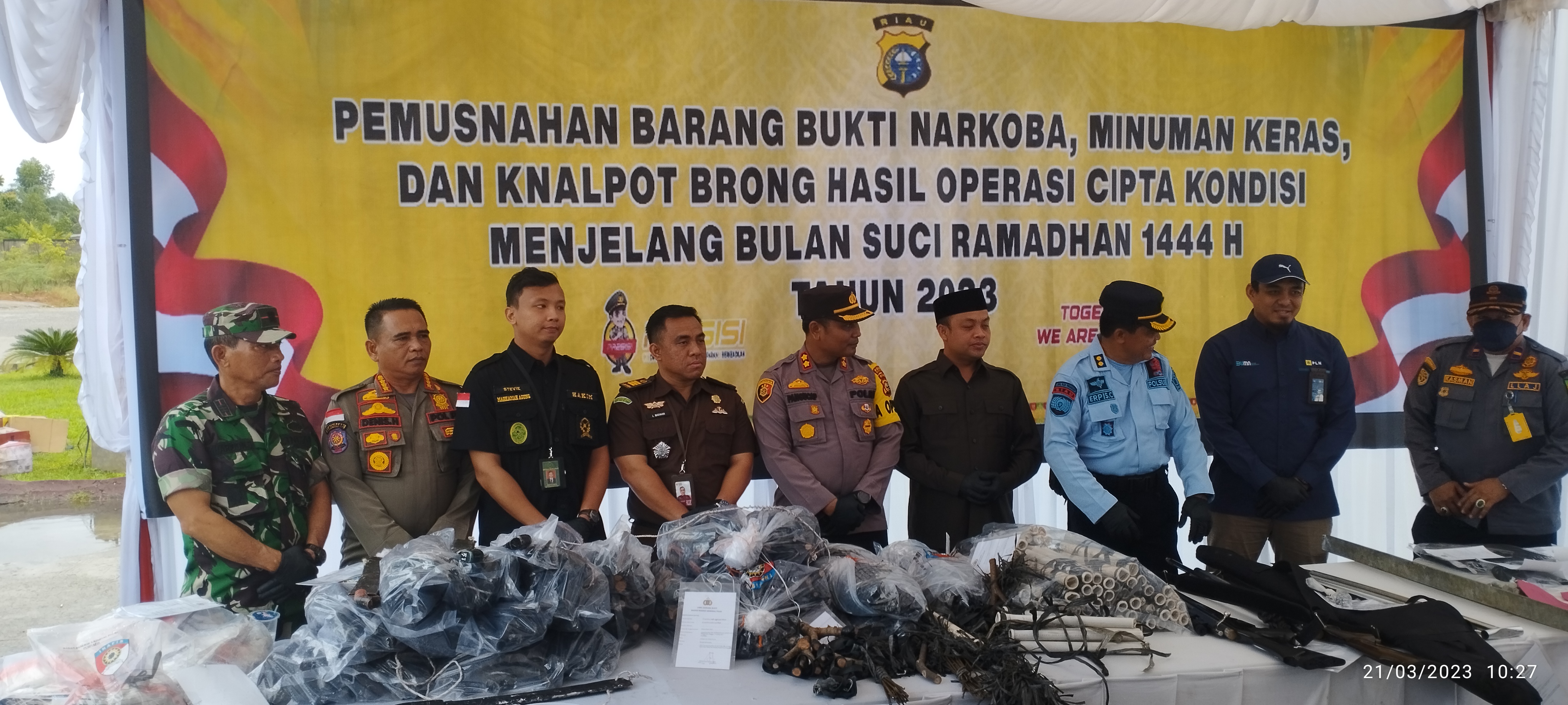 Polres Rohul Musnahkan Ribuan Botol Miras Jelang Ramadhan 