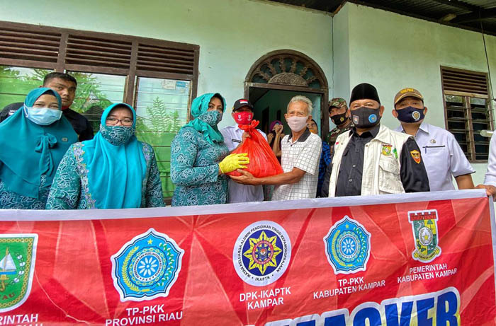 IKAPTK dan Kader PKK Riau Gebrak Masker Door to Door dari Pasar Hingga ke Desa