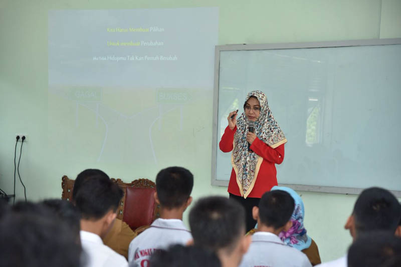Khawatir Nilai Empat Pilar Luntur, Intsiawati Taja Sosialisasi di SMK Migas Teknologi Riau 
