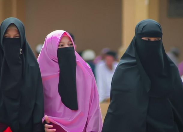 Perempuan Ini Menolak Membuka Hijab Saat Hendak Ikuti Ujian