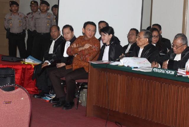 Hakim Tegur Saksi Selalu Lirik Ahok