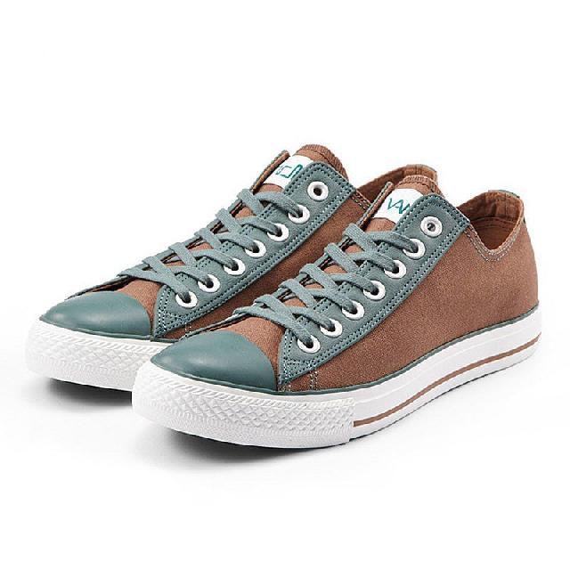 3 Cara Mudah Membersihkan Sepatu Sneakers