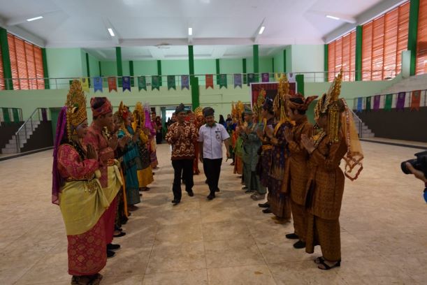 Bulan Bahasa UIR se-Asia Tenggara Meriah, FKIP Tampilkan Pakaian Adat Nusantara