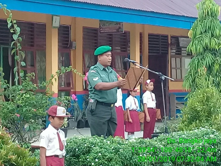 Babinsa 05 Rimba Melintang Ajak Siswa Cinta Tanah Air