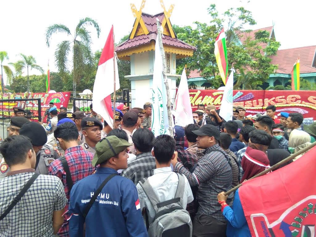 Pelantikan Anggota DPRD Pelalawan Diwarnai Demo Mahasiswa