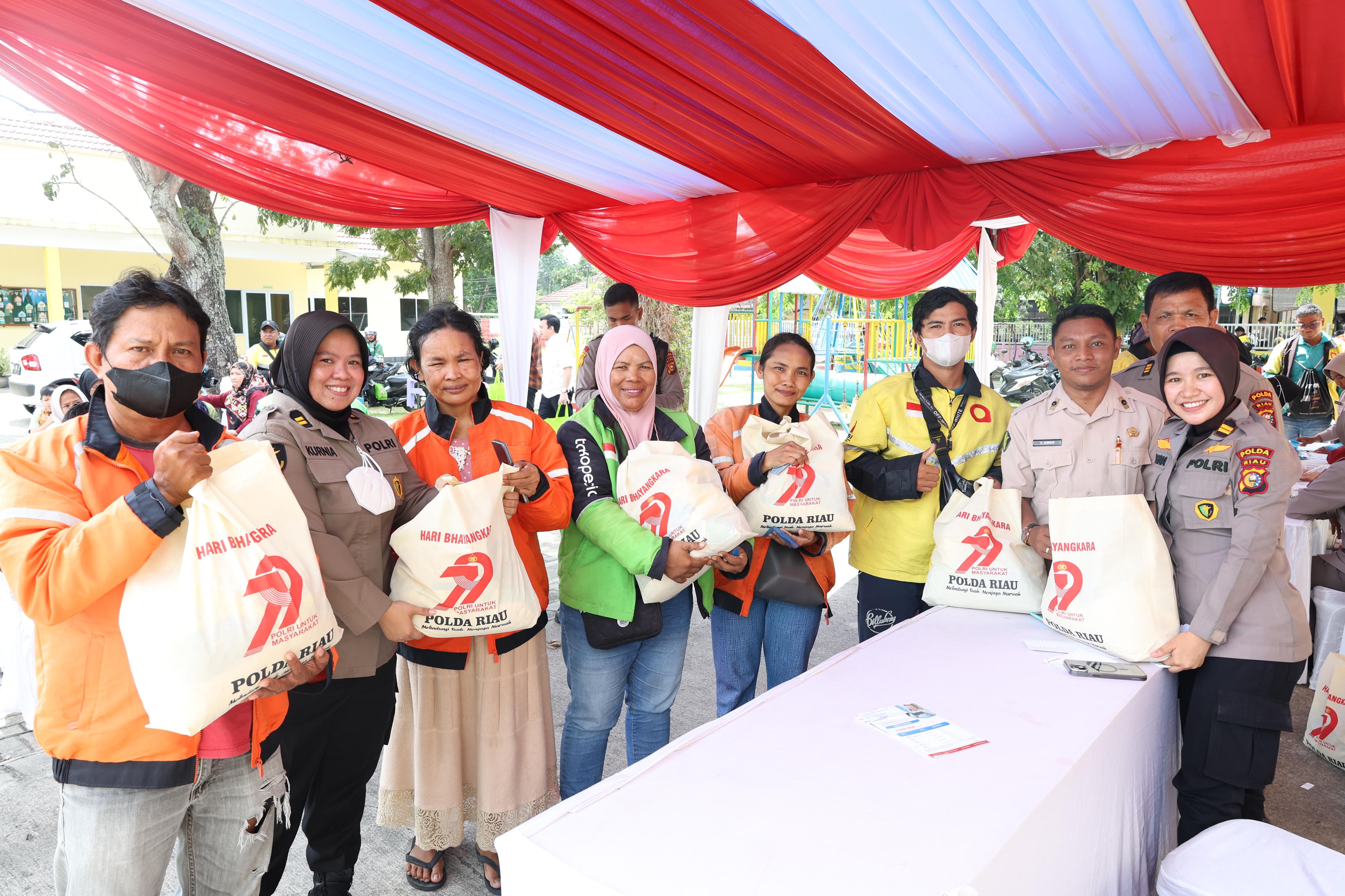 Bakti Kesehatan Polda Riau Sambut Hari Bhayangkara ke-79: Cek Kesehatan Dapat Sembako