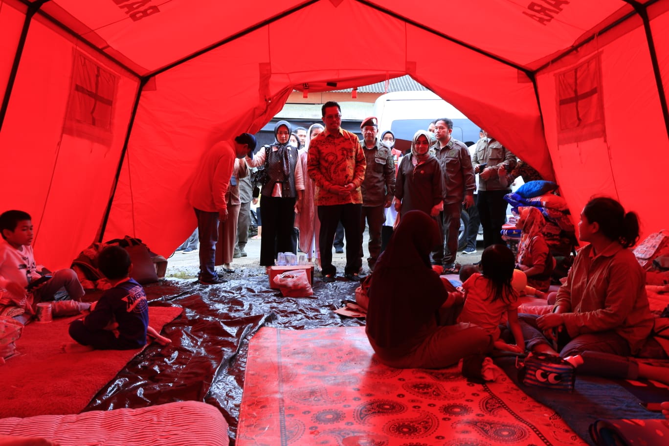 Anggota DPD RI Saweran Bantu Korban Gempa Cianjur