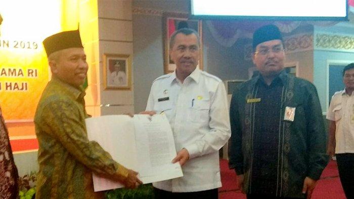 Serahkan SK EHA, Kemenag RI Minta Riau Bersiap Menjadi Embarkasi Penuh