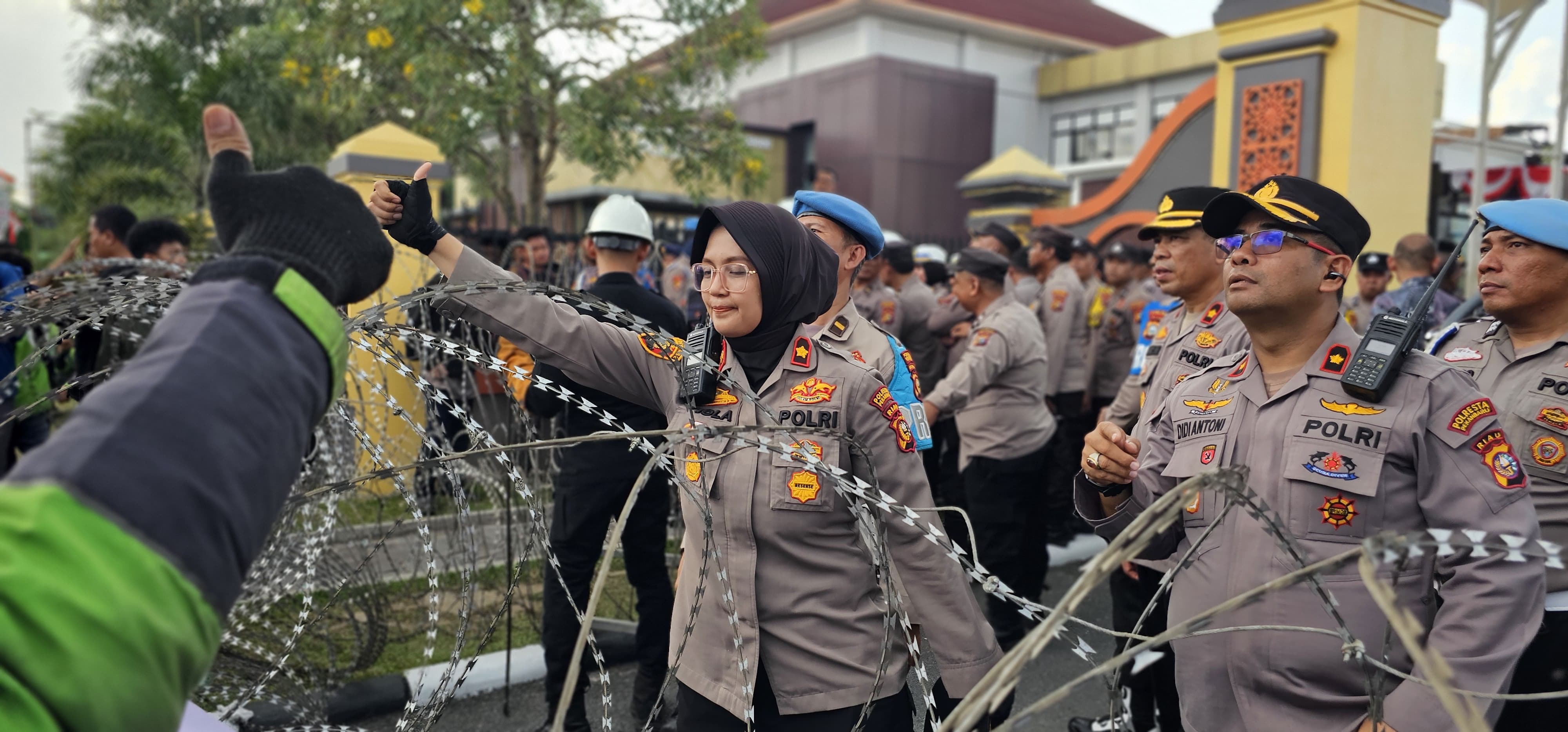 Aksi Solidaritas, Massa Ojol Acungkan Jempol Usai Terima Minuman dari Polwan Polda Riau