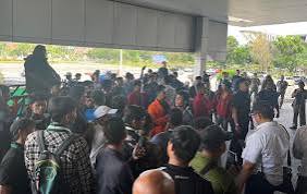 Massa Aksi Geruduk Kantor Gubernur, Ini Tuntutannya