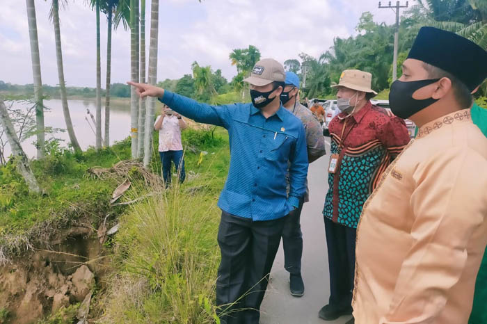 Syahrul Aidi Tunjukkan Abrasi Terparah di Inhu-Kuansing ke Kepala Balai Sungai Kementerian PUPR