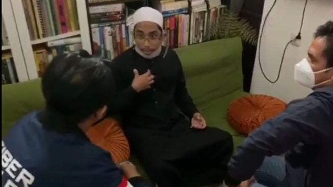 Dijadikan Tersangka, Ini Profil Ustaz Maaher At Thuwailibi