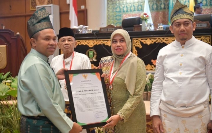 Gubri Wahid Anugerahi Dua Tokoh Pejuang Asal Bengkalis