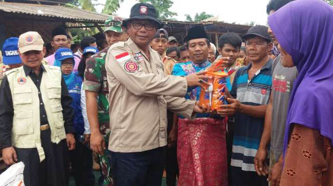Bupati Rohil Suyatno Serahkan Bantuan pada Korban Banjir di Kecamatan Pekaitan