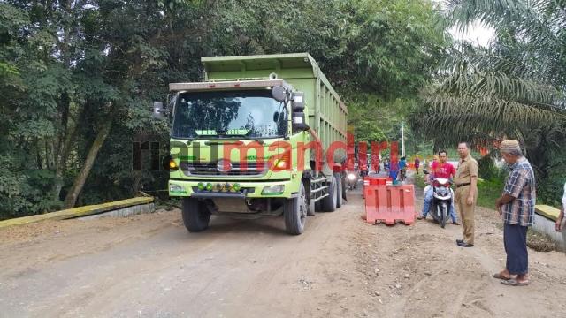 Pasca Amblas, Hari Ini Jalan di Kuok Sudah Bisa Dilalui Pengendara