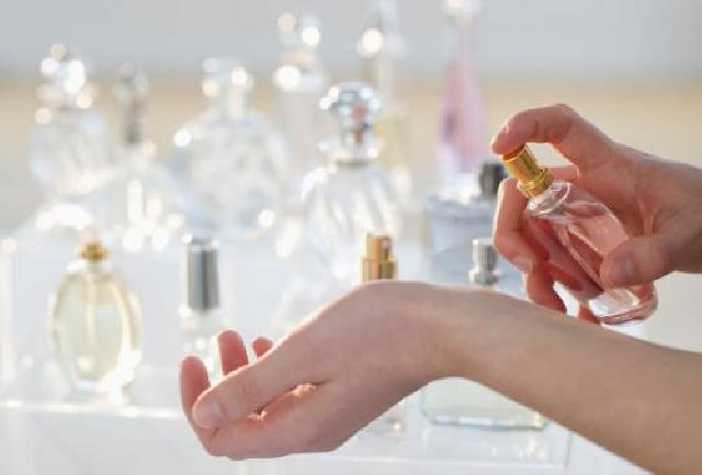 5 Tips Memilih Parfum & Cara Penggunaan yang Benar