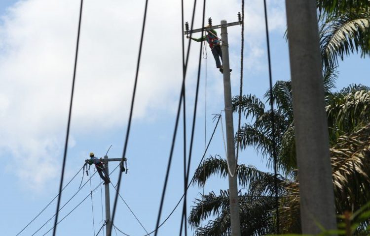 Masa Siaga Covid-19, PLN UIWRKR Tetap Bangun Jaringan Listrik Desa