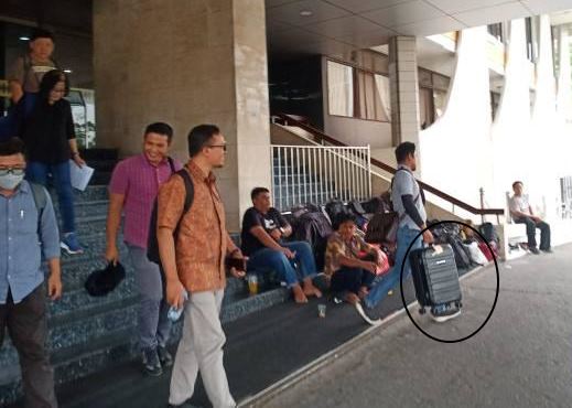 KPK Bawa 1 Koper Usai Ekspos Dugaan Korupsi Flyover Simpang SKA di Kantor Gubri