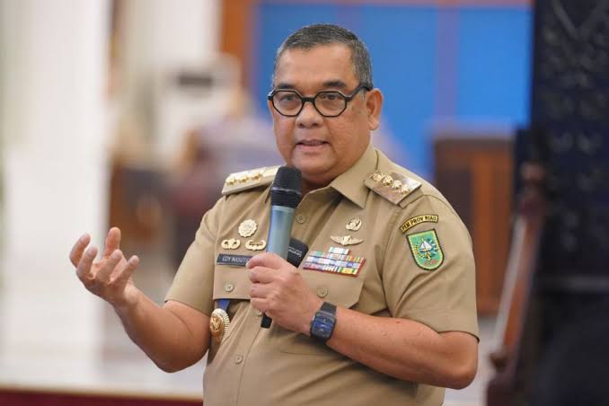 Gubernur Riau Edy Natar Mencoblos di TPS O4 Kelurahan Industri Tenayan