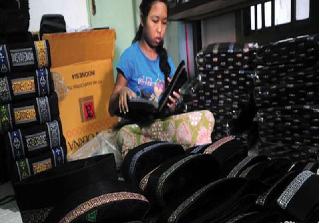 Wisatawan Asing Minati Peci Buatan Pariaman