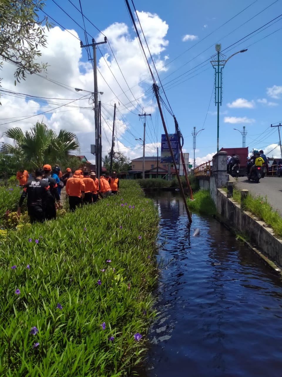 Puluhan Tim Satgas Bersihkan Pintu Air Menuju Sungai Rokan