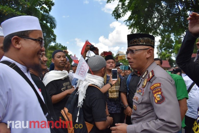 Ajak Salat Berjamaah, Kapolresta Pekanbaru Minta Massa <i>#2019GantiPresiden</i> Hentikan Aksi