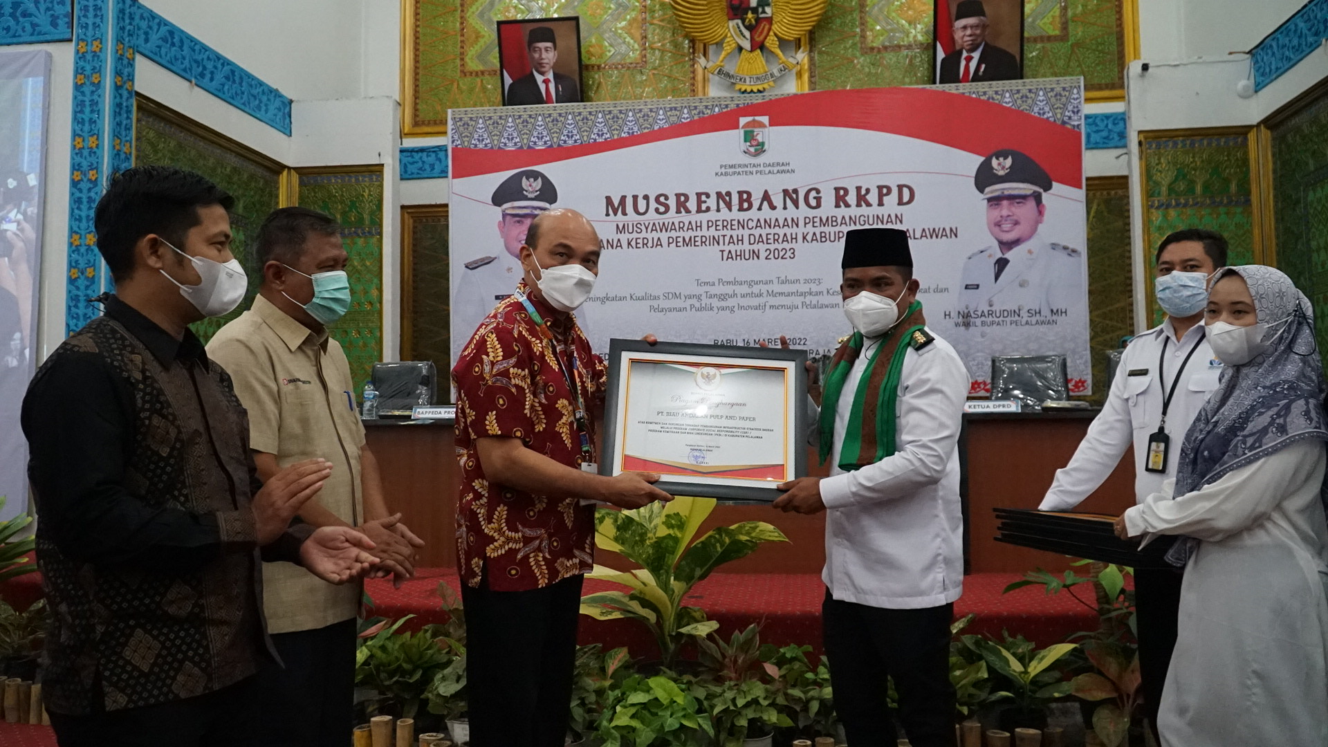 Pemkab Pelalawan Serahkan Penghargaan CSR Terbaik ke PT RAPP