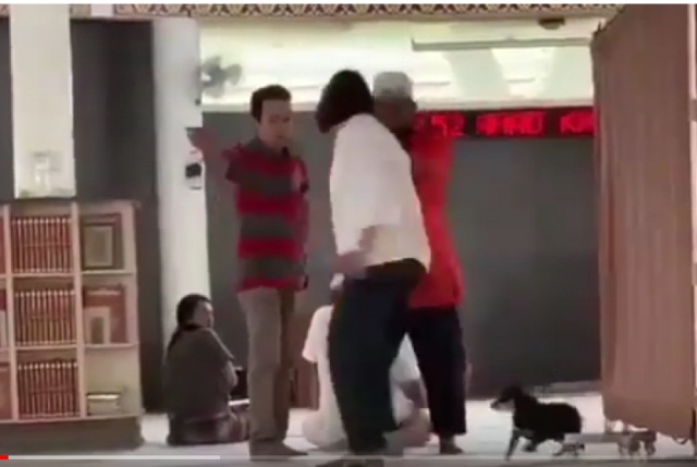Polisi Tangani Perkara Wanita yang Bawa Anjing ke Dalam Masjid