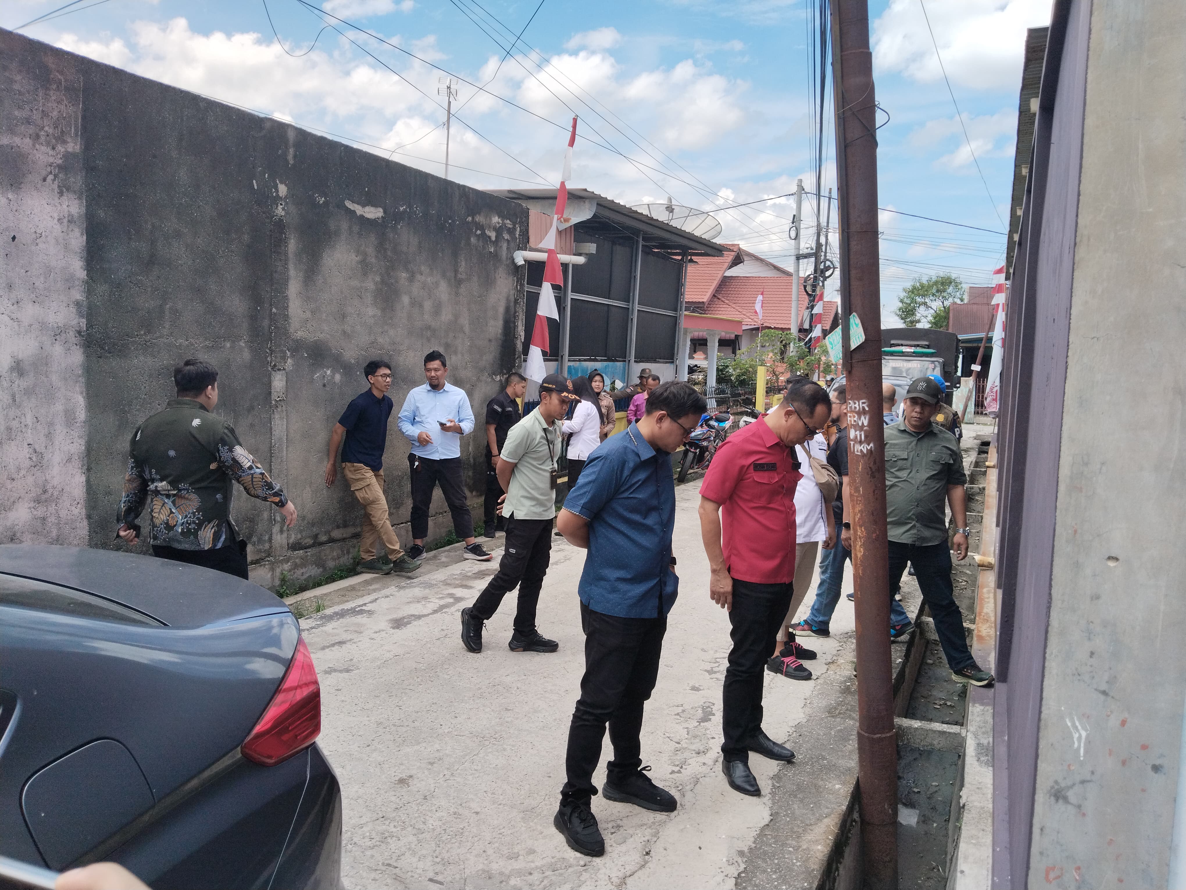 Sidak Komisi I DPRD Pekanbaru, Tiang Kabel Internet Dalam Parit