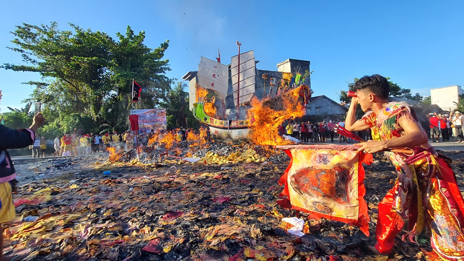 Event Bakar Tongkang Bawa Rezeki, Tiang Layar Tongkang Jatuh ke Arah Laut dan Darat
